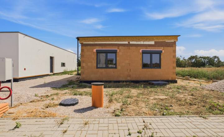 HOMreal.sk_MODERNÝ 4-IZBOVÝ BUNGALOV | SLOVENSKÁ NOVÁ VES | POZEMOK 508 m² | ÚŽITKOVÁ PLOCHA 120 m² - fotografia 1