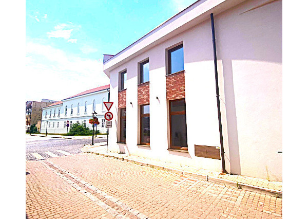 HOMreal. sk / Kancelárske priestory na prenájom v centre Trnavy s parkovaním.