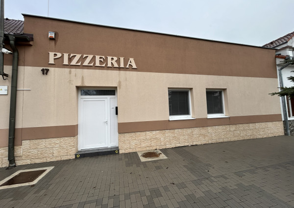 HOMreal.sk | Na predaj: zrekonštruovaná budova obchodu a služieb s 2-izbovým domom – ideálne spojenie podnikania a bývania